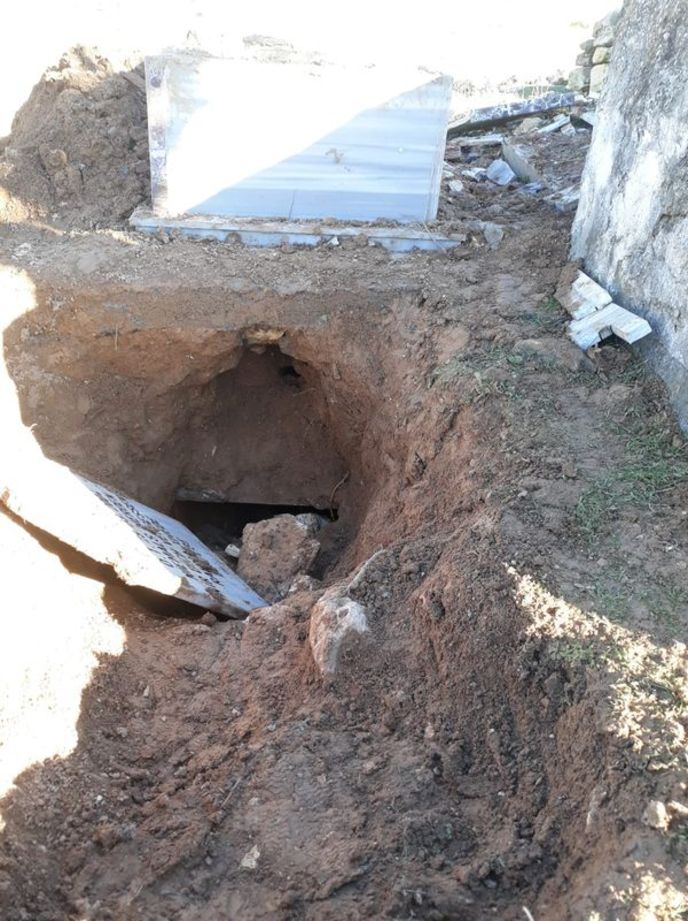 Gelinliğiyle gömülün kadının mezarını gören şok geçirdi