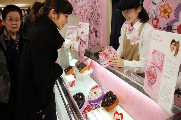 Sevgililer Günü: Japon kadınlar, erkek iş arkadaşlarına artık zorla çikolata almak istemiyor