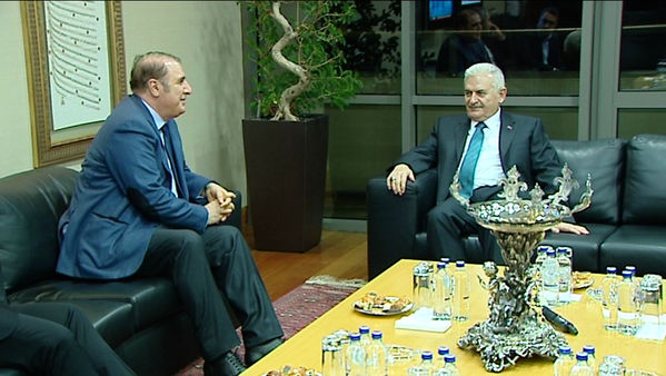 Binali Yıldırım, Kenan Tekdağ ile bir süre seçim çalışmaları ve İstanbul'un sorunları üzerine sohbet etti.