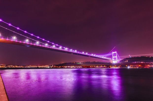 İstanbul'da köprüler mora büründü