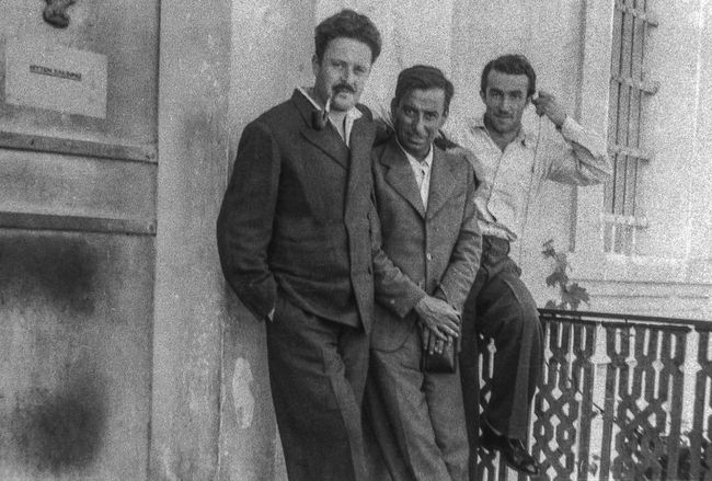 Solda Nazım Hikmet en sağda Orhan Kemal, 1940'lar Bursa Cezaevi