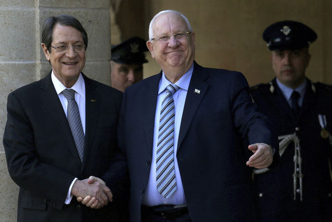 İsrail Cumhurbaşkanı Reuven Rivlin (sağda), Kıbrıs Rum Kesimi Cumhurbaşkanı Nikos Anastasiada