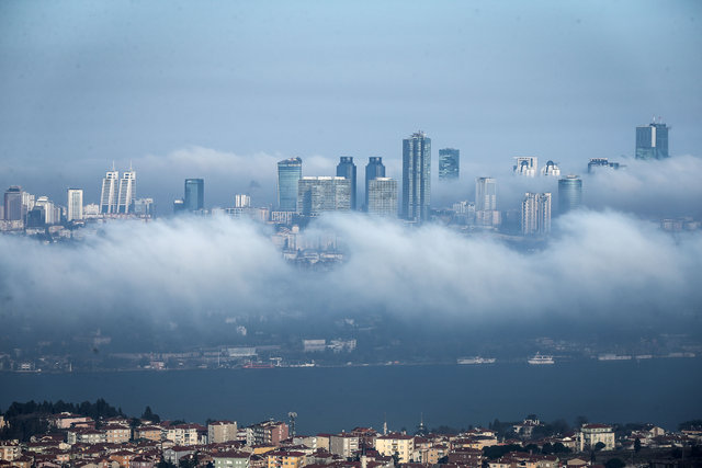 Megakent'te büyüleyen sis manzaraları