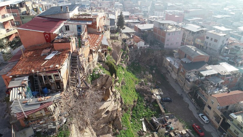 İzmir'de kayalar bir mahalleyi tehdit ediyor