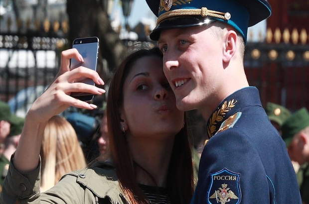 Rusya askerlere akıllı telefonu yasaklıyor