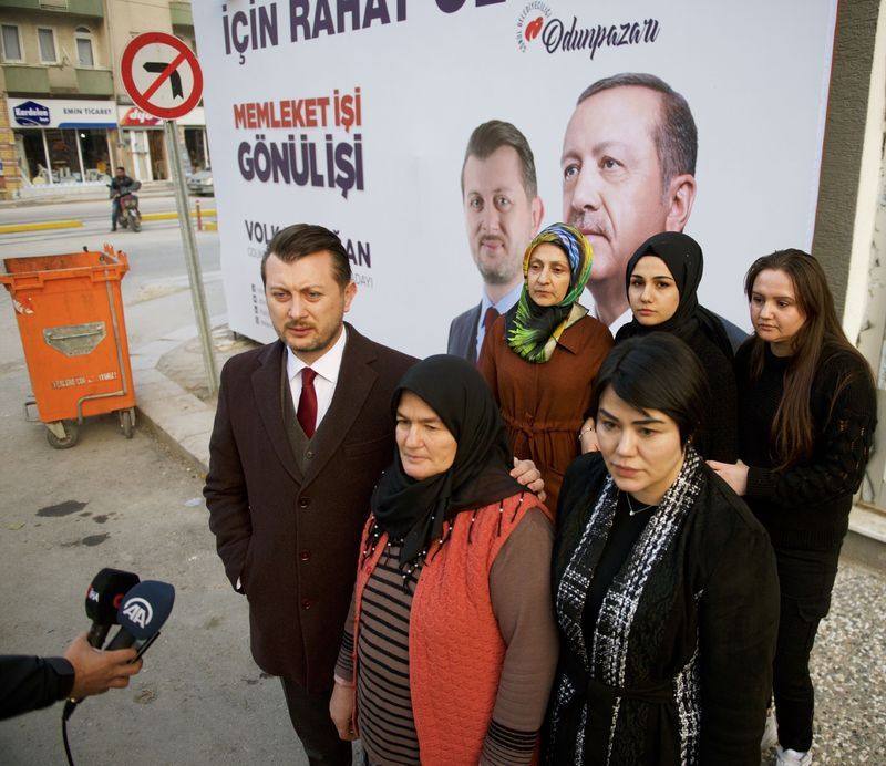 Aysun Demir, fotoğrafın &ccedil;ekildiği yerde Odunpazarı Belediye Başkan Adayı Volkan Doğan ve avukatı Pınar Turhanoğlu G&uuml;c&uuml;yener ile a&ccedil;ıklamalarda bulundu.