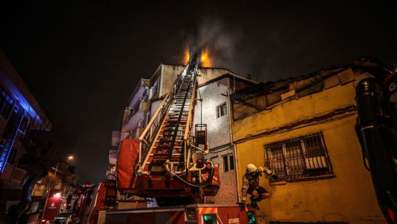 Eyüpsultan’da 4 katlı binanın çatısı alev alev yandı