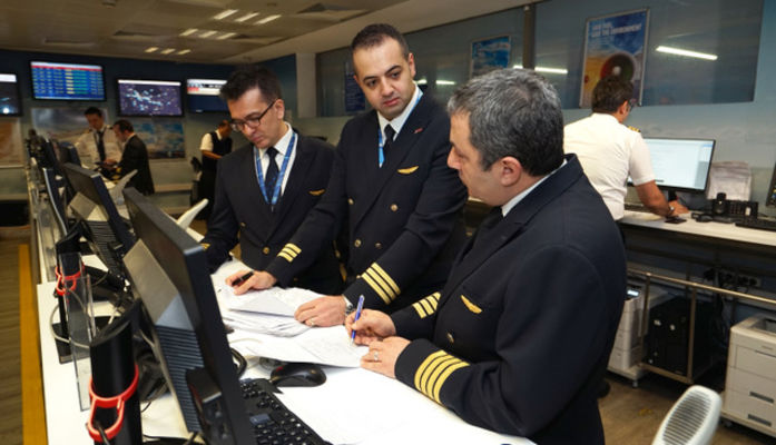 Kokpit ekibi sağdan sola kaptan Nihat Ermiş, pilotlar Ali Emre Çalışkan ve Kamil Ünübol.                                                              