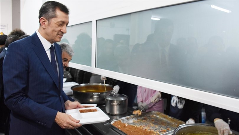 Milli Eğitim Bakanı Selçuk, öğrencilerle sıraya girerek yemek aldı