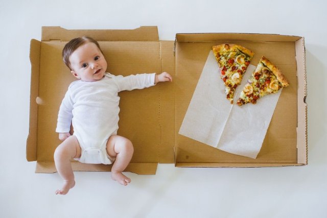 Bebeğinin büyümesini pizza dilimleri ile kaydetti
