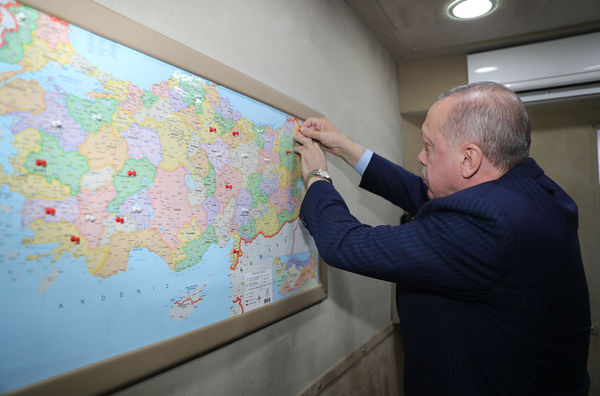  Cumhurbaşkanı Erdoğan, mitinglerde kullandığı TIR'ın içindeki haritada Ardahan'ı da işaretledi
