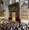 Bursa Cuma saati, Cuma namazı için hazırlıklarını yapan Bursalılar tarafından araştırılıyor. Bursa Ulu Cami ve Yeşil Cami gibi camilerde Diyanet İşleri Başkanlığı