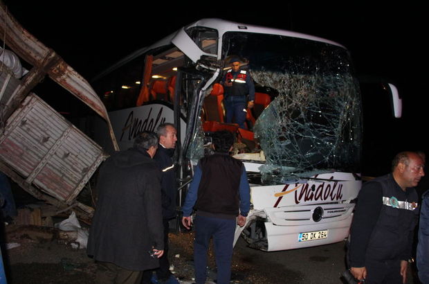 Feci kaza! Yolcu otobüsü TIR'a çarptı: 2'si ağır 20 yaralı