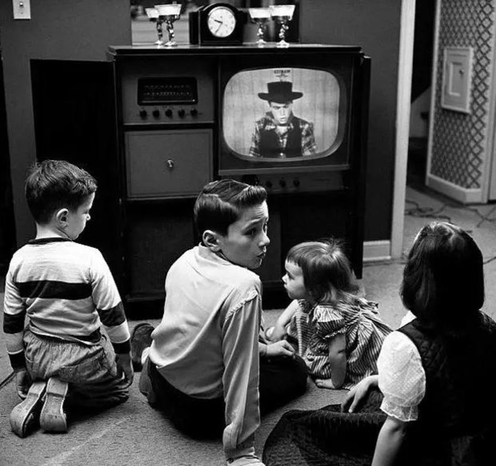 Дети смотрят на экран. Старый телевизор. Телевизор чб. Телевизор для детей. Советские дети у телевизора.