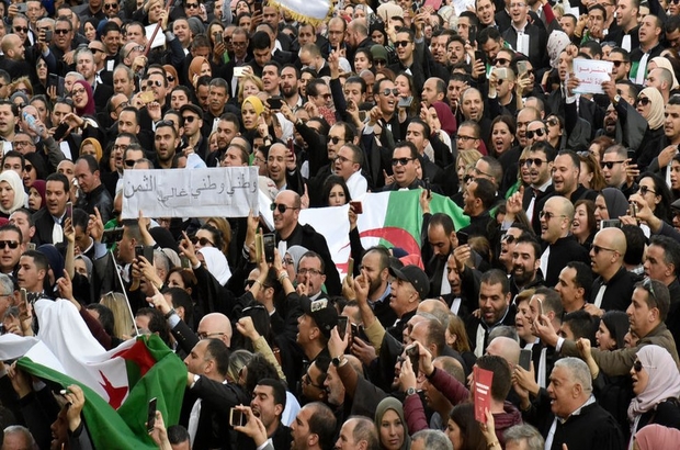 Cezayir: Cumhurbaşkanı 'iç ve dış güçlerin yol açabileceği kaosa karşı' protestocuları uyardı