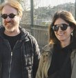 Başarılı oyuncu Yıldıray Şahinler, eşi Gizem Şahinler ile birlikte Etiler’de yürüyüş yaparken görüntülendi. Şahinler, güzel havayıfırsat bilerek akşam yürüyüşüne çıktıklarını söyledi