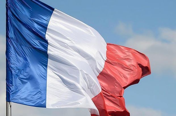 Fransa, Cezayir Cumhurbaşkanı'nın adaylığını geri çekmesinden memnun