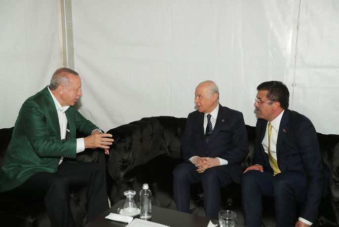 Cumhurbaşkanı Erdoğan, MHP Genel Başkanı Bahçeli ve Cumhur İttifakı İzmir Büyükşehir Belediye Başkan Adayı Nihat Zeybekci program öncesinde bir süre sohbet etti.