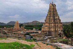 Vijayanagar hükümdarları tarafından yaptırılan Virupaksha Tapınağı
