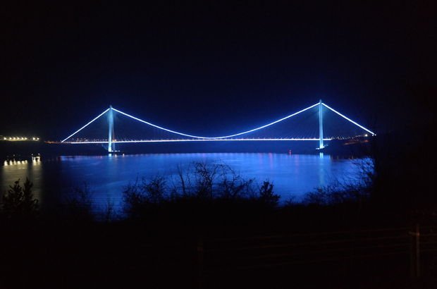İstanbul'daki köprüler maviye büründü