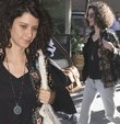 Beren Saat, Kenan Doğulu ile çatırdayan evliliği nedeniyle zor günler geçirse de sonunda kendisini işine verdi. Göbeklitepe adlı dizide özel güçleri olan bir kadını canlandırmaya hazırlanan Saat, arkadaşlarıyla Nişantaşı’nda girdiği bir kafede yaklaşık iki saat toplantı yaptı. Güzel oyuncunun yüzük parmağındaki alyansını çıkardığı görüldü