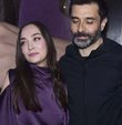 Sunucu Güneş Altunkaş, ‘Kapının Ardındaki Ben’ adlı ilk kitabının lansmanını önceki akşam Asmalımescit’teki bir otelde yaptı. Basın mensuplarıyla sohbet eden çiftten güzel oyuncu Zeynep Tuğçe Bayat’ın elindeki tektaş pırlanta dikkat çekti. Muhabirlerin, “Acaba bir evlenme teklifi mi edildi?” sorularına çift, “Teşekkürler” diyerek kaçamak cevap vererek lansman alanına geçti