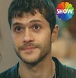 Ay Yapım’ın Show TV’de ekrana gelen ve beğeniyle izlenen dizisi ‘Çarpışma’nın merakla beklenen 14. bölümünden yeni bir ön izleme sahnesi daha yayınlandı. Kerem’in Cemre’ye özür diler mahiyette sözler sarf ettiği ön izlemede; Kerem, Cemre’ye ‘Senin affetmen çok güzel’ diyerek, kendisini affetmesini beklediğini hissettiriyor. İkili arasındaki buzların bu andan sonra erimeye başlayacağının görüldüğü ön izlemede, Zeynep’in sinirli halleri ve Kerem ile Cemre’ye çıkışması da izleyenlere tebessüm ettiriyor