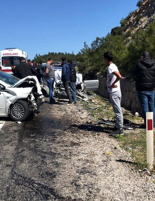 İki otomobil çarpıştı: 2 ölü, 6 yaralı