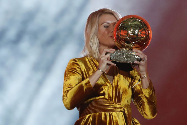 Norveçli futbolcu Ada Hegerberg, geçen yıl 3 Aralık'ta 'Ballon d'Dor' ödülünü almıştı.