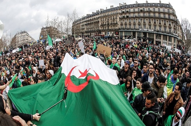 Cezayir ordusu neden Devlet Başkanı Buteflika'ya muhtıra verdi?