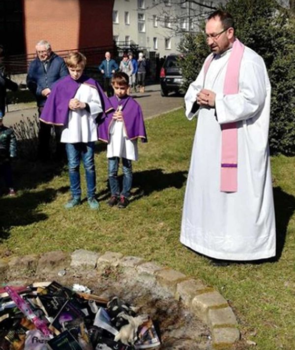 Polonyalı rahipler cayır cayır kitap yakıyorlar, üstelik bu işi ufak yaştaki çocukların gözlerinin önünde yapıyorlar!