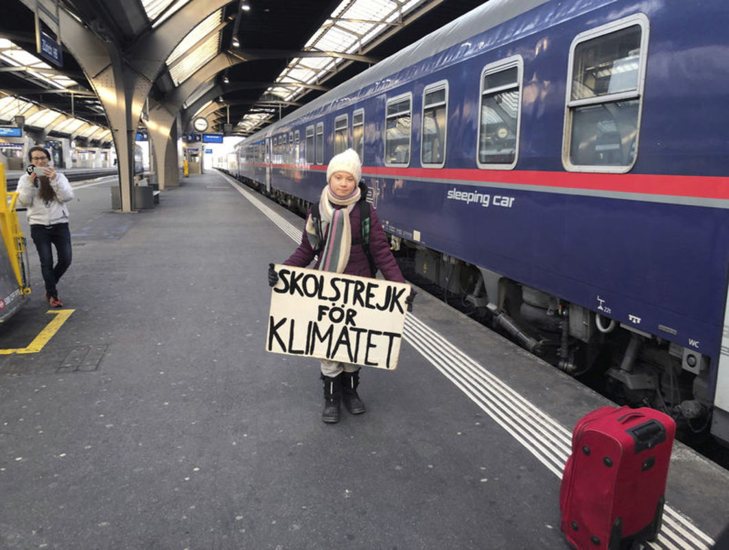 Greta Thunberg, 30 saatlik tren yolculuğundan sonra Zürih'te.