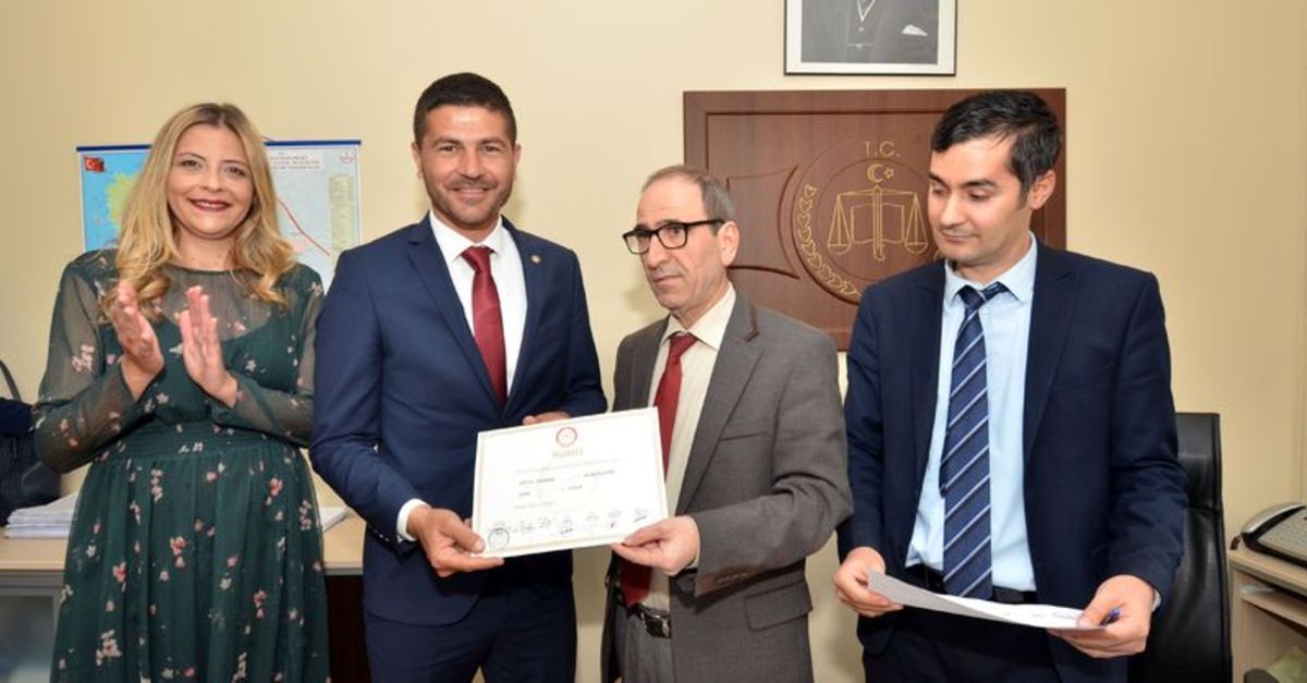 Foca Nin Yeni Belediye Baskani Fatih Gurbuz Mazbatasini Aldi Gundem Haberleri