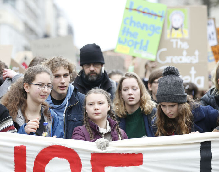 Greta Thunberg, Berlin'de Alman öğrencilerle cuma grevinde.