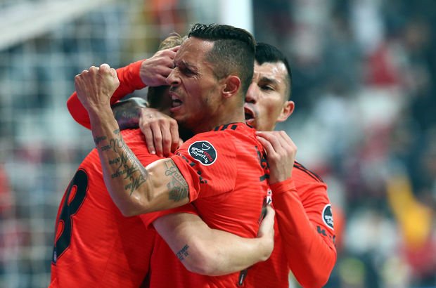 Adriano'dan flaş açıklama!