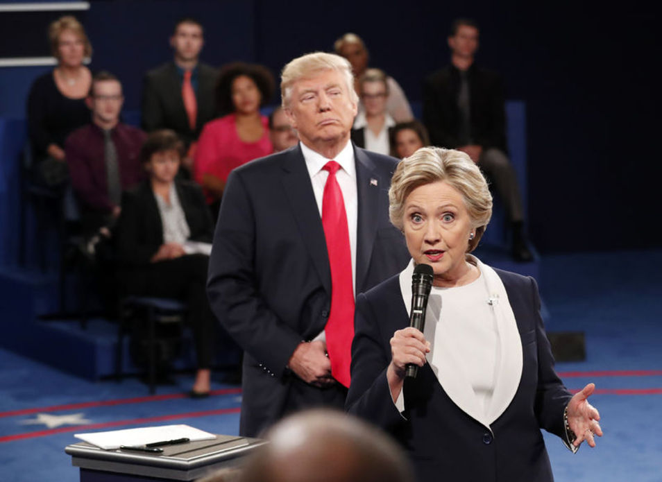 2016 kampanyasında adaylar Clinton ve Trump, ikinci tartışmada soruları yanıtlıyor.