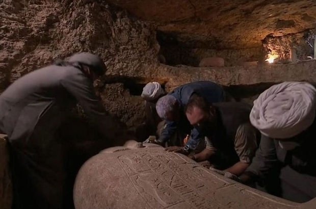 2 bin 500 yıllık mezar canlı yayında açıldı