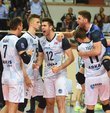 Voleybol Efeler Ligi Play-Off yarı final ikinci maçında Galatasaray´ı İzmir´de tie-break sonucu mağlup eden Arkasspor, adını üst üste üçüncü kez finale yazdırdı: 3-2. Arkasspor´un finaldeki rakibi, saha dezavantajına rağmen normal sezonu lider bitiren Halkbank´ı iki maçta da yenip elemeyi başaran Fenerbahçe oldu. Ligde normal sezonu ikinci tamamlayan Arkas, final etabına saha avantajıyla başlayacak