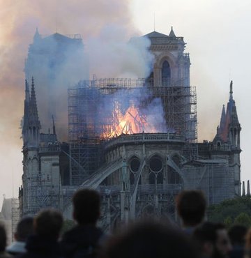 Fransız kültür tarihinin çok önemli parçalarından biri olan ve 9 asır önce inşa edilen Notre Dame Katedrali
