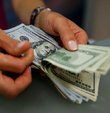 Dolar/TL, seçim belirsizliği nedeniyle dar bantta yükselmeyi sürdürüyor. Kur haftanın ilk gününde yüzde 0.7 eğer kaybederek 5.80 üzerinde kapandı. Artış trendi 16 nisan günü de korunuyor. Dolar kuru sığ piyasada 5.81
