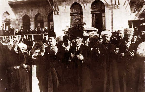 Büyük Millet Meclisi’nin önünde bir dua. Mustafa Kemal Paşa’nın solunda, Rauf Bey (Orbay) var.