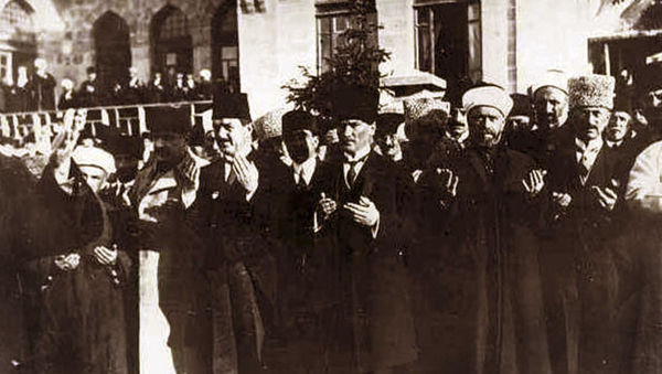 B&uuml;y&uuml;k Millet Meclisi&rsquo;nin &ouml;n&uuml;nde bir dua. Mustafa Kemal Paşa&rsquo;nın solunda, Rauf Bey (Orbay) var.