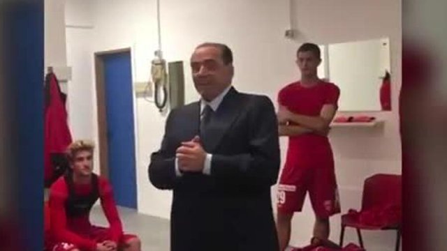 Berlusconi futbola döndü!