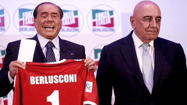Berlusconi futbola döndü!