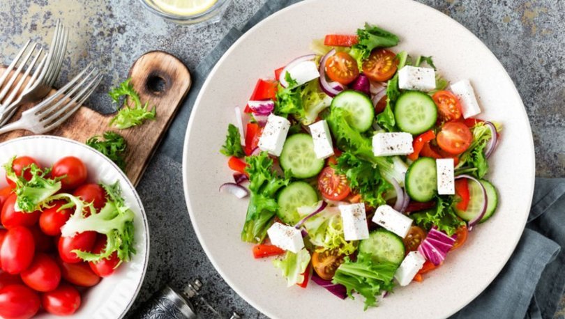 Doyurucu ve yapılışı kolay olan Yunan salatası nasıl yapılır? Yunan salatasının püf noktaları!