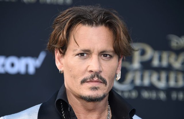 Johnny Depp kalbini Polina Glen'e kaptırdı - Magazin haberleri