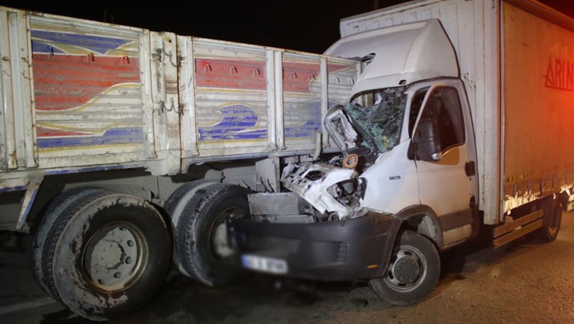 Kocaeli'de kamyonet arızalanan kamyona çarptı: 2 yaralı