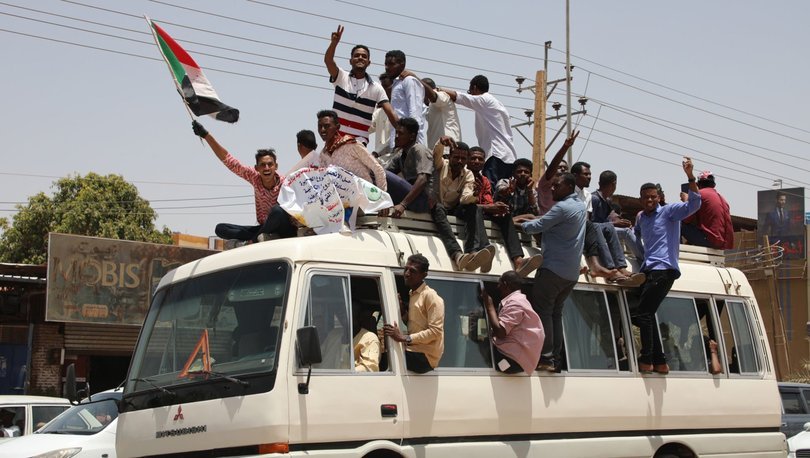 Sudan'da onbinler sivil yönetim için sokakta!