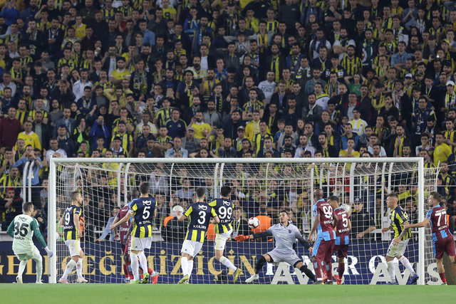 Fenerbahçe - Trabzonspor maçında ekrana yansımayan anlar...