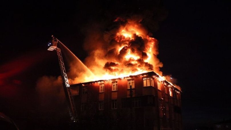 Sultanbeyli'de 4 katlı binanın çatı katı alev alev yandı